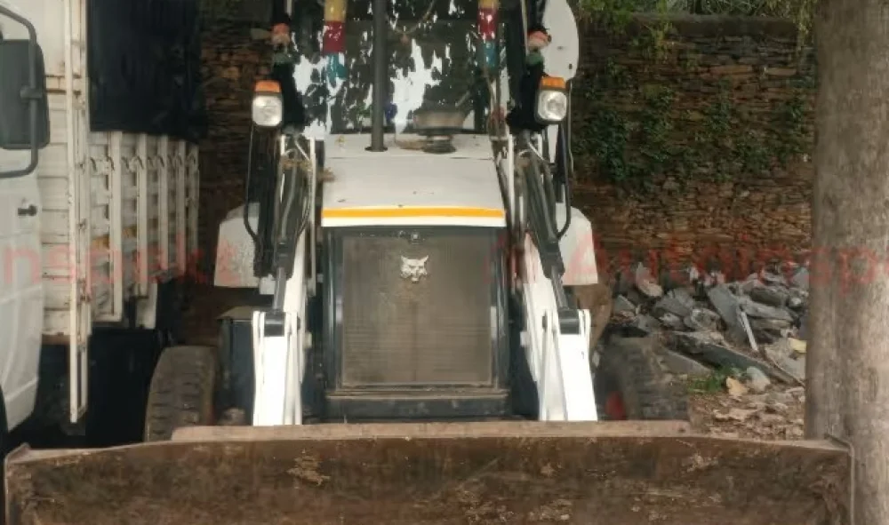 Bobcat B900 Backhoe Loader