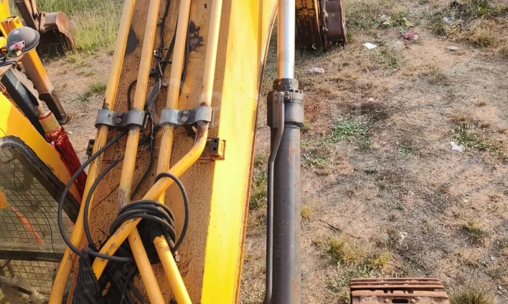 Hyundai R210 Excavator