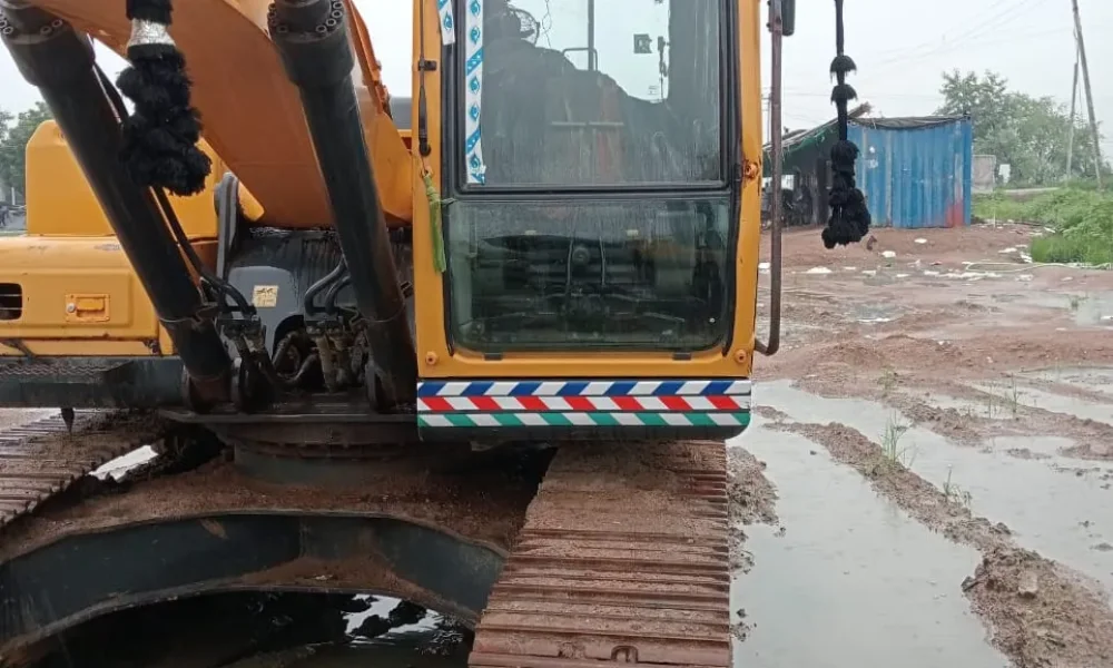 Hyundai R210 Excavator