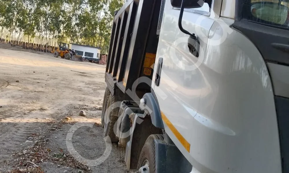 Mahindra BLAZO28 Tipper