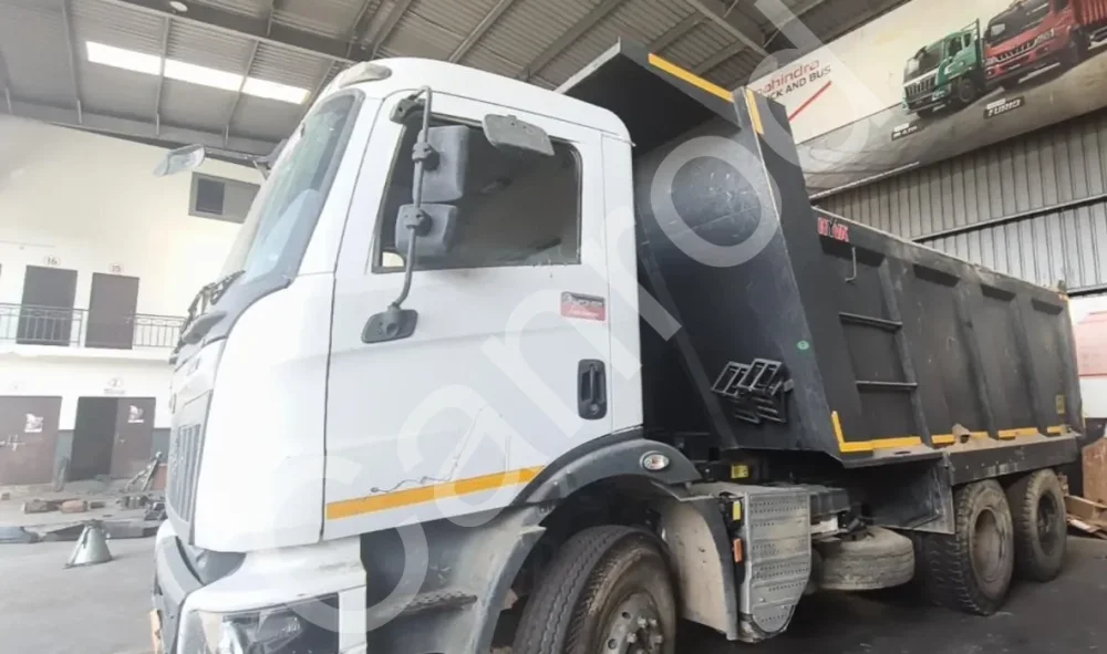 Mahindra BLAZO28 Tipper