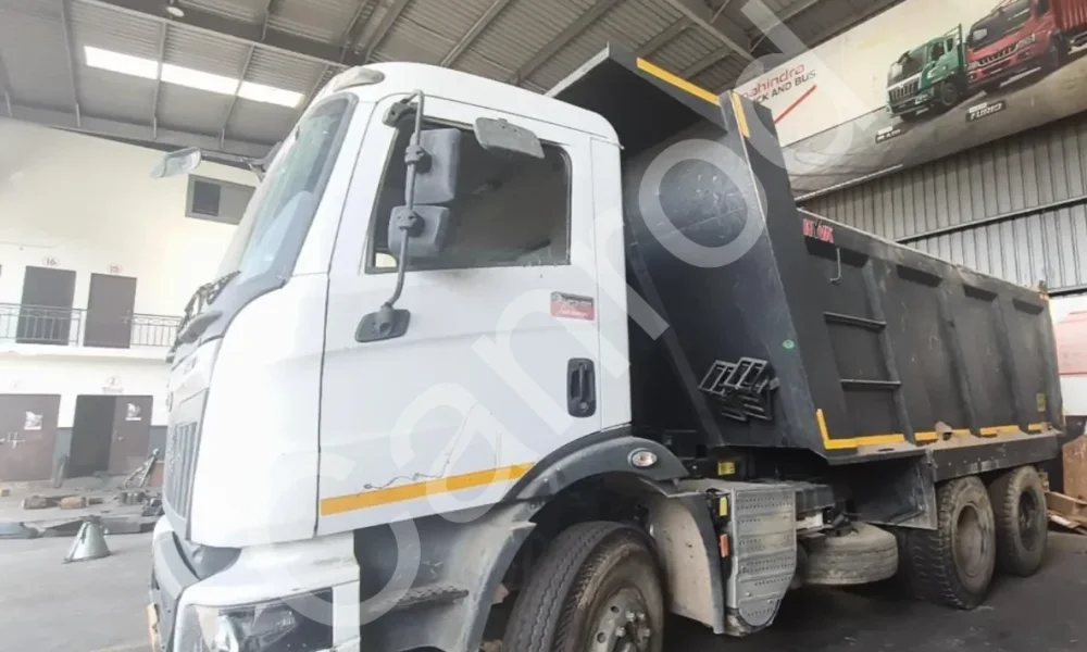 Mahindra BLAZO28 Tipper