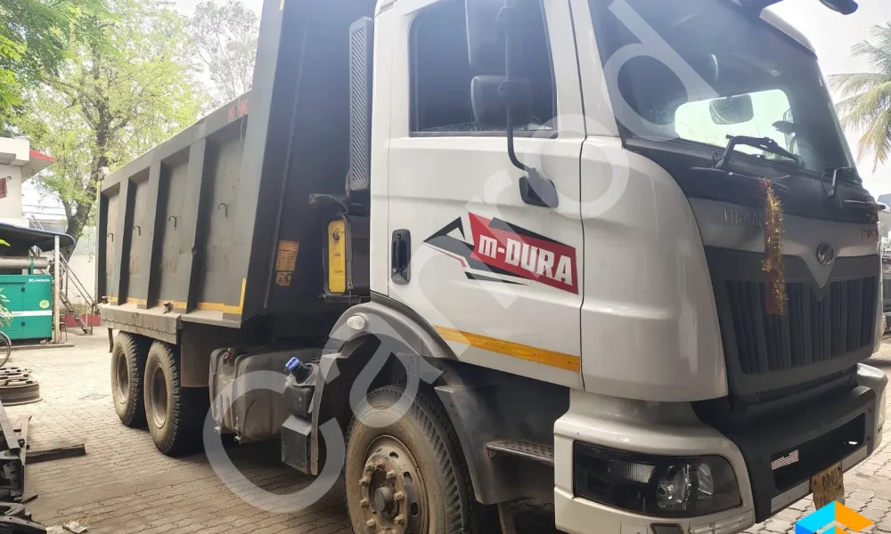 Mahindra BLAZO28 Tipper