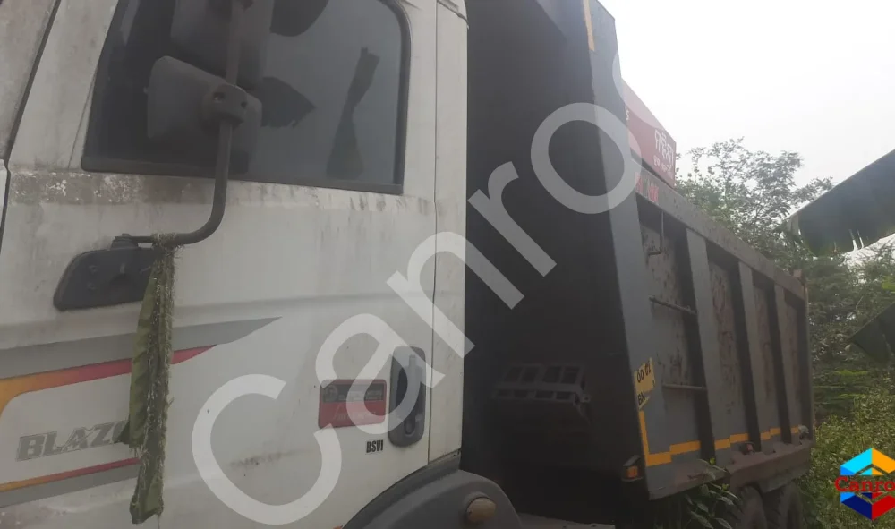 Mahindra BLAZO28 Tipper