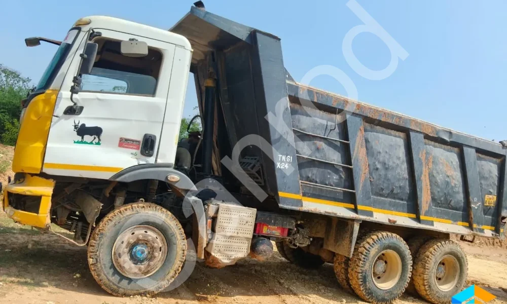 Mahindra BLAZO28 Tipper
