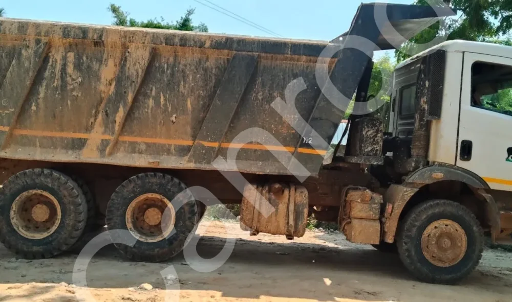 Mahindra BLAZO28 Tipper