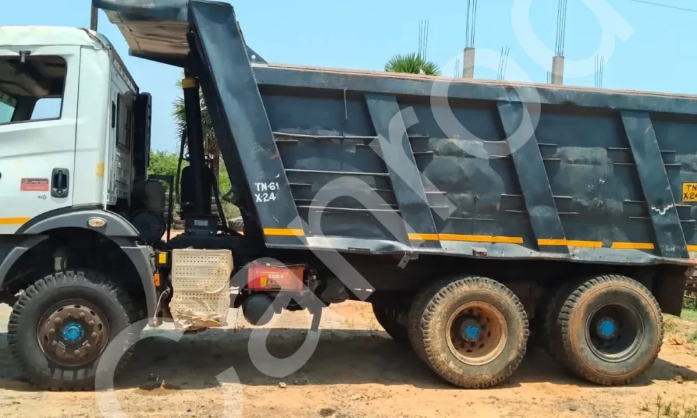 Mahindra BLAZO28 Tipper