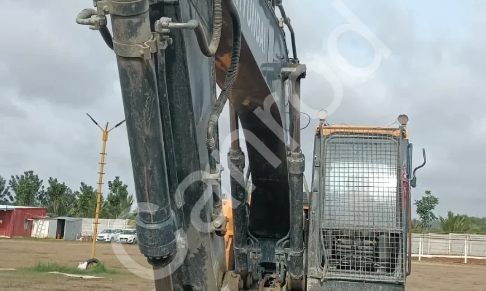 Hyundai R210 Excavator