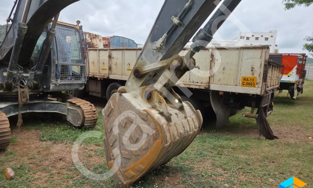 Hyundai R210 Excavator
